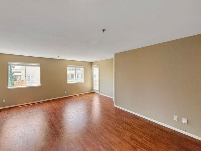 Building Photo - SD: Bright 2BD/2BA Condo in UTC with Community Pool, Gym & Reserved Parking