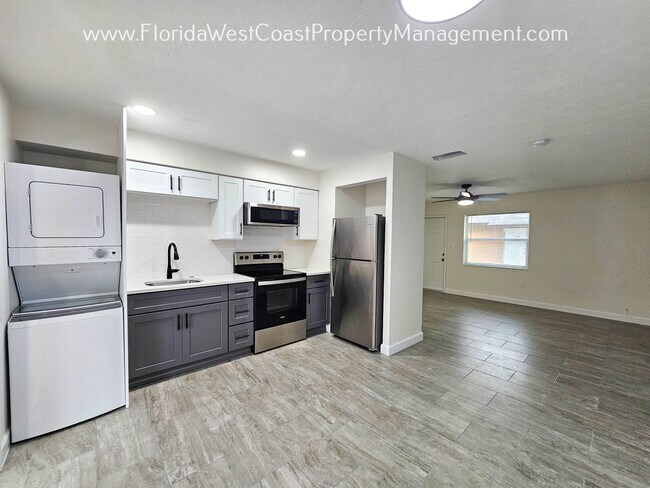 Building Photo - OUTSTANDING DOWNTOWN SARASOTA LOCATION! FU...