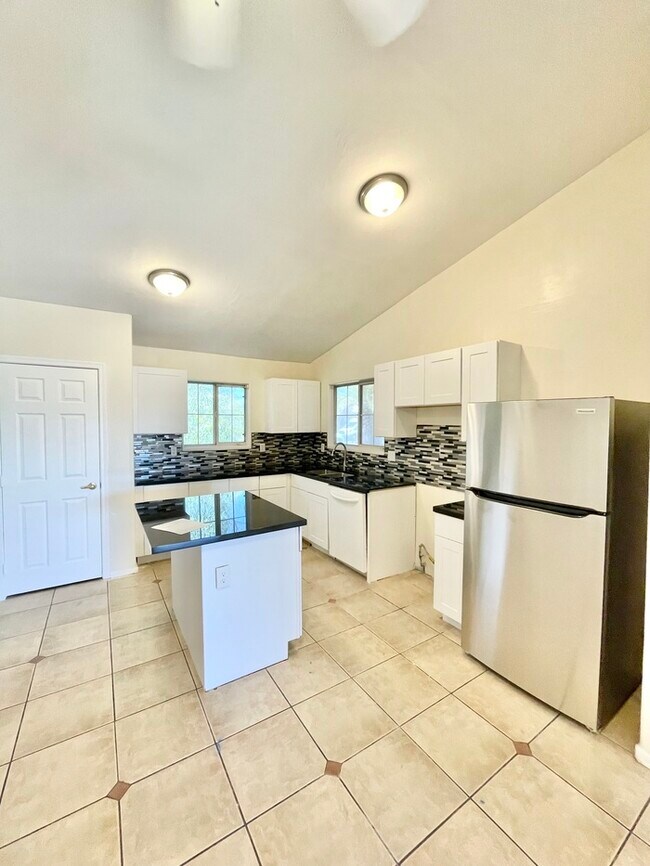 Building Photo - 8755 W Las Palmaritas Dr