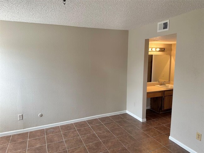 Building Photo - 10203 Forum Park Dr