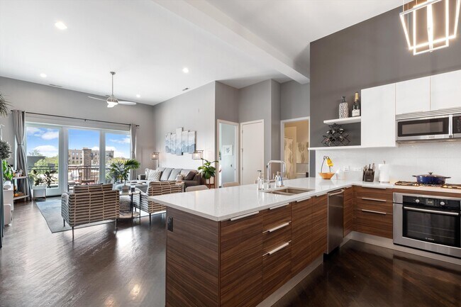 Foto del edificio - 2410 W Bloomingdale Ave