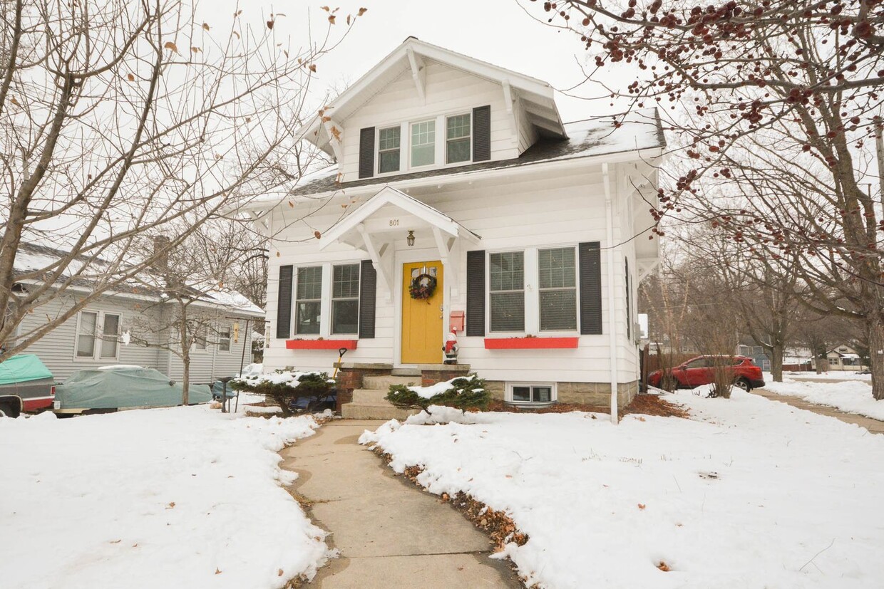 Primary Photo - Beautiful Family Home Near Downtown And Ho...