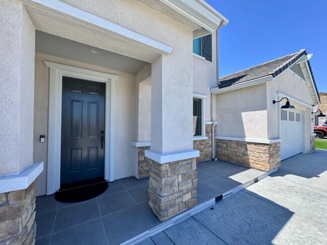 Building Photo - Spacious 5BD/3BA Home with Loft, Solar & B...