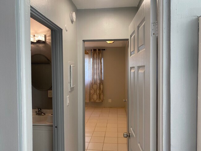 Hallway - 616 N St Andrews Pl
