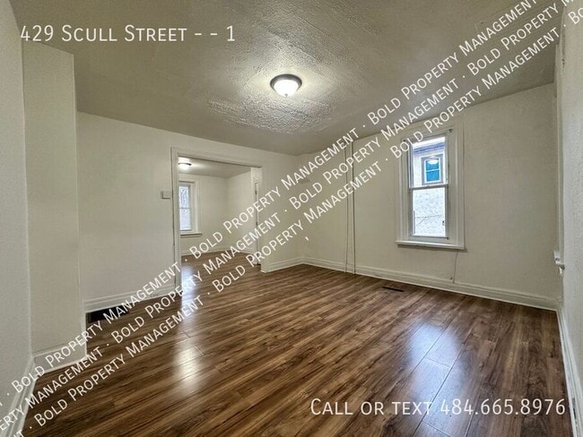 Building Photo - 429 Scull St