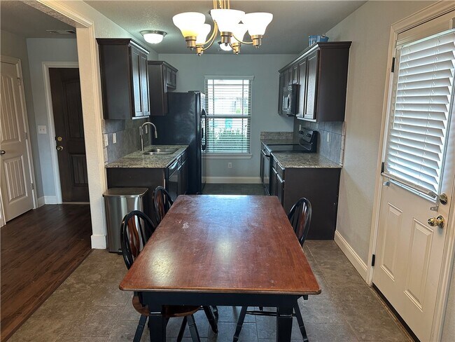 Foto del edificio - 3903 S W Capstone Ave