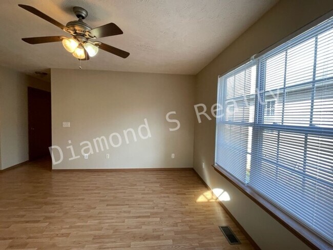 Foto del edificio - Cute 2 Bed Duplex Available Now - 2 bed, 2 bath, 1 car garage!