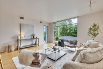 Building Photo - 210 Lee Barton Dr