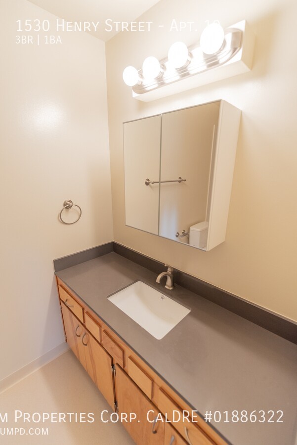 Building Photo - 1530 Henry St