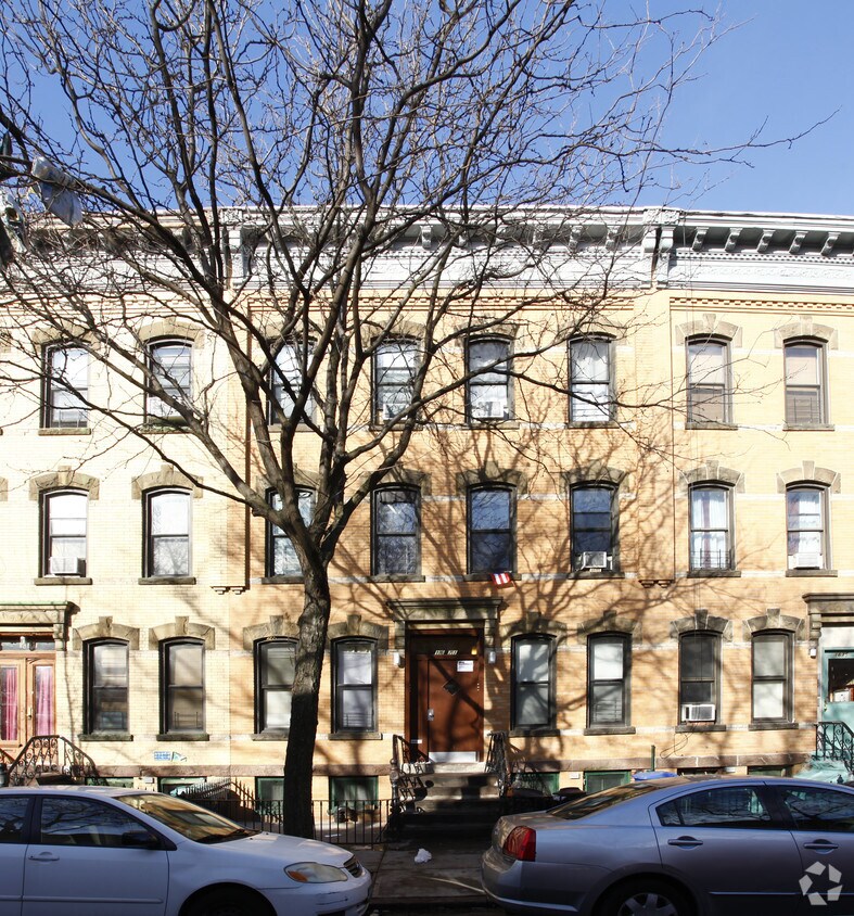 Foto del edificio - 1671 Cornelia St