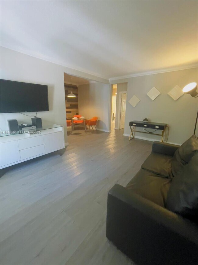 Foto del edificio - 7710 Harding Ave