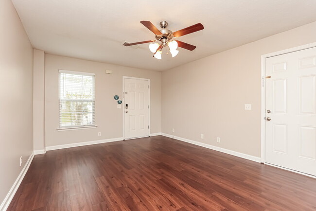 Foto del edificio - 1004 Cheryl Ln