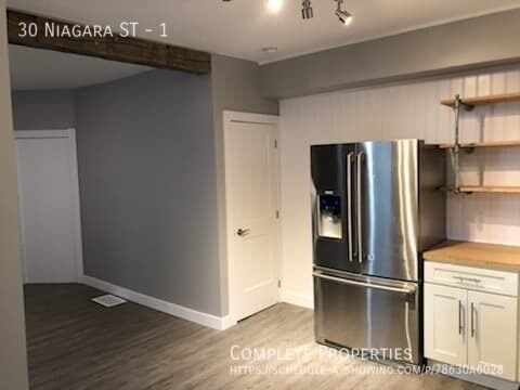 Building Photo - 1 Bedroom Main Floor of Duplex - Private L...