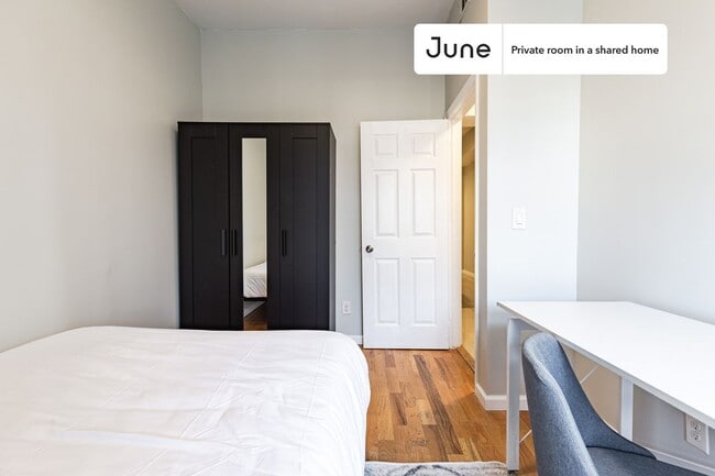 Building Photo - Private bedroom in 4 bed/2 bath Home