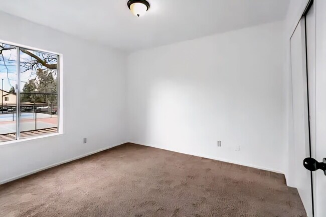 Building Photo - 3701 Colonial Dr