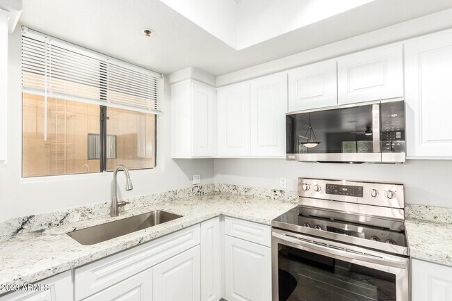 Building Photo - 4925 E Desert Cove Ave