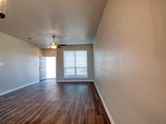 Foto del edificio - 619 Fallbrook Dr