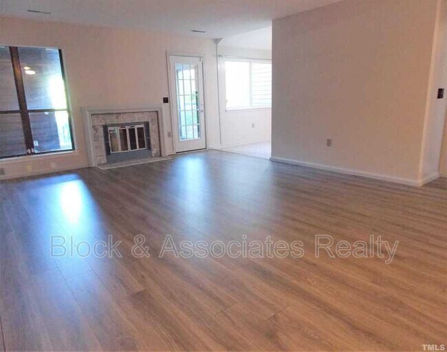 Foto del edificio - 3907 Summerwood Ct
