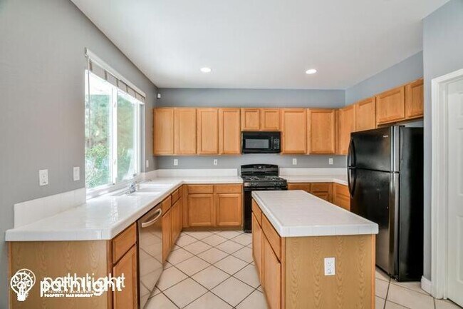Building Photo - 745 Via Blairo, Corona, CA, 92879