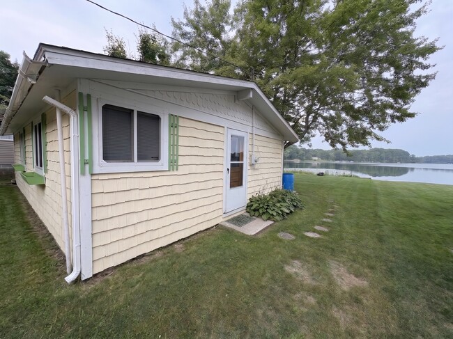 Building Photo - 1353 N Cedar Lane Rd