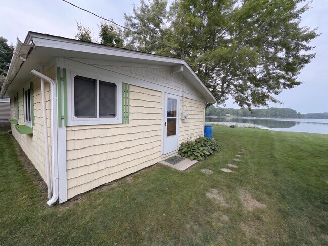 Foto del edificio - 1353 N Cedar Lane Rd