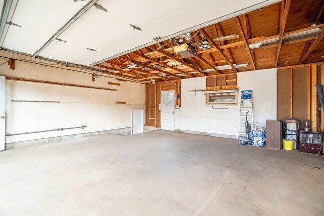 GARAJE PARA 2 COCHES - 3419 Gerrard Ave