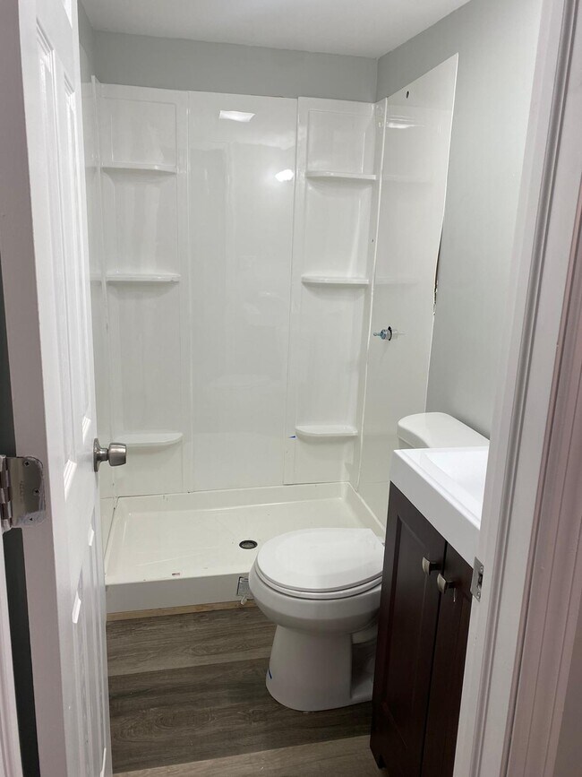 Baño nuevo y moderno con ducha independiente. - 12 Plank Rd