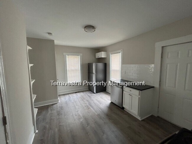 Building Photo - Detached Renovated 2 Bedroom
