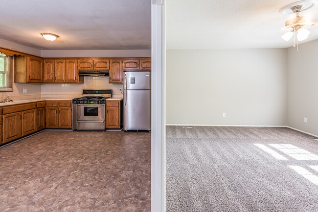 Building Photo - Great looking 3 bedroom, 1 1/5 bath!
