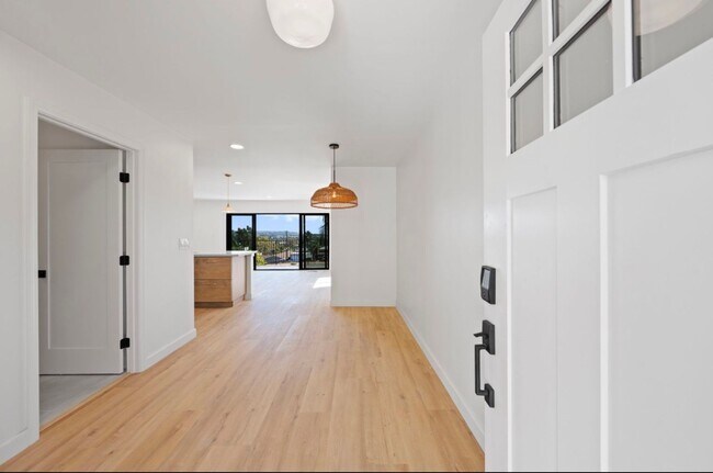 Foto del edificio - 3 Bed 2 Bath Townhouse For Rent in Pacific Beach.