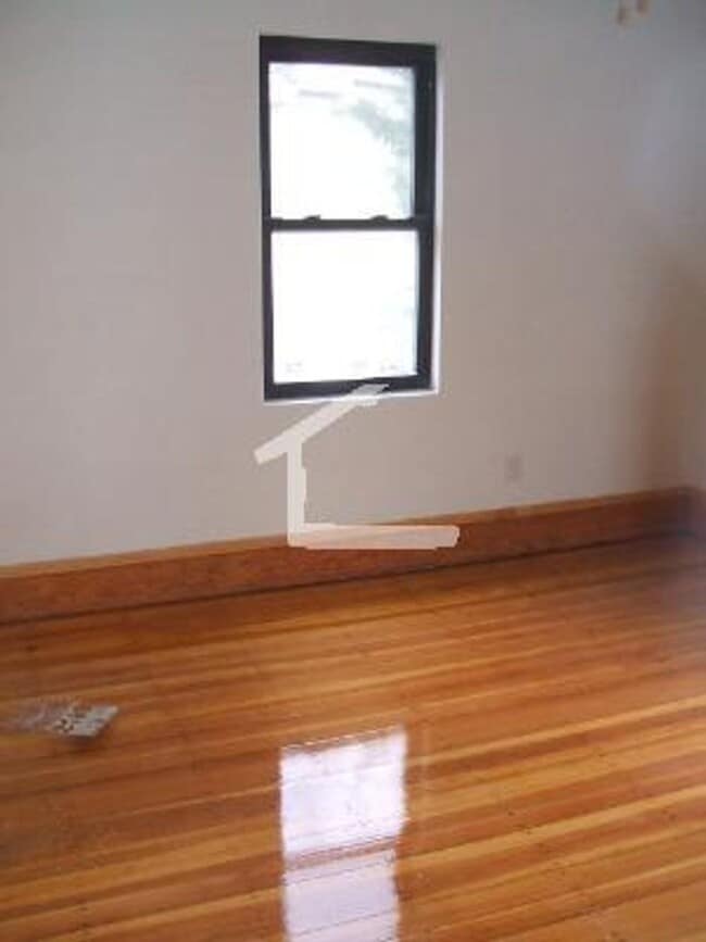 Building Photo - 3 Bedroom