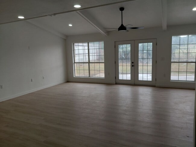 Building Photo - 3/2/2 Newly remodeled home with new appliance, flooring and much more!