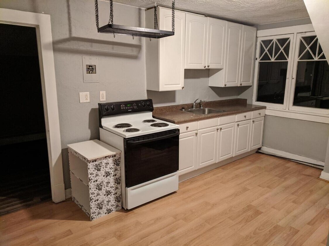 Kitchen - 165 S 500 W