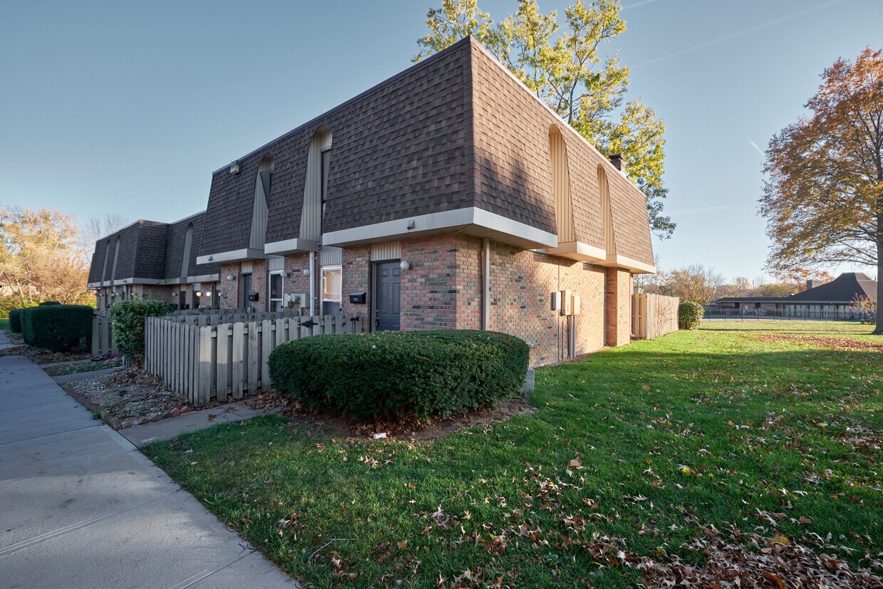 7401 Countrybrook Dr, Indianapolis, IN 46260 Condo for Rent in