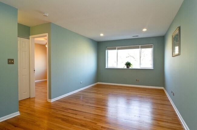 Building Photo - 5953 N Kenmore Ave