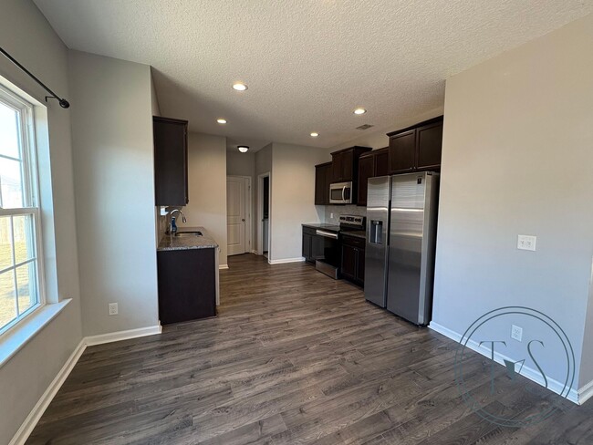 Building Photo - **RATE DROP ALERT (Was $2600/month)!**