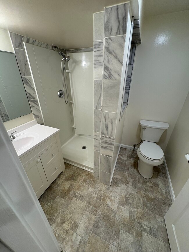 Foto del edificio - 6120 Strathmore Ln