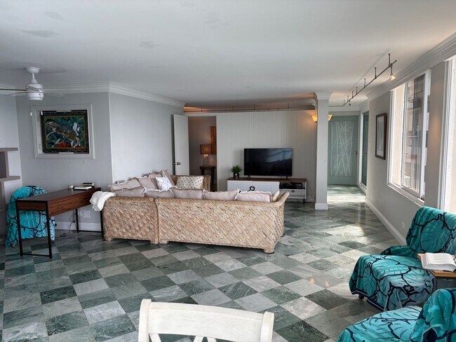 Foto del edificio - Tropic Seas #708- Elegant Gold Coast living only steps to the ocean!