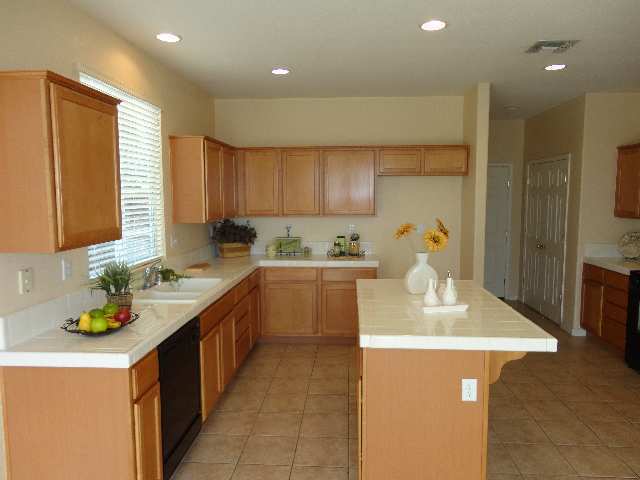 Building Photo - Nice 4 bedroom, 2 1/2 bathroom Home for Re...