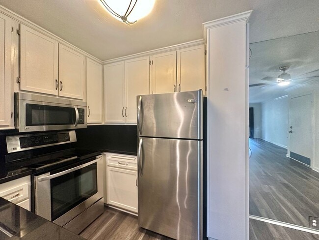 Building Photo - Newly Renovated Pacific Beach Condo Pool S...