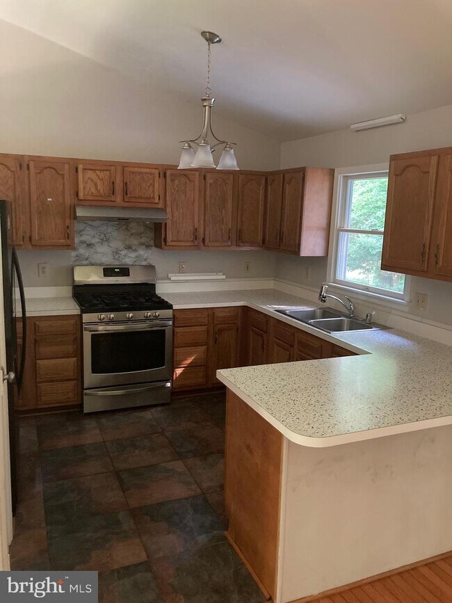 Building Photo - 52 Midway Rd