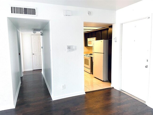 Building Photo - 2814 S Bartell Dr
