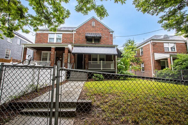 Foto del edificio - Charming 3 BR/3 BA Semi-Detached Home in F...