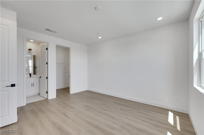 Building Photo - 1498 Bat Hawk St