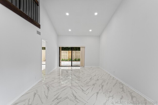 Building Photo - 1400 NW 9th Ave