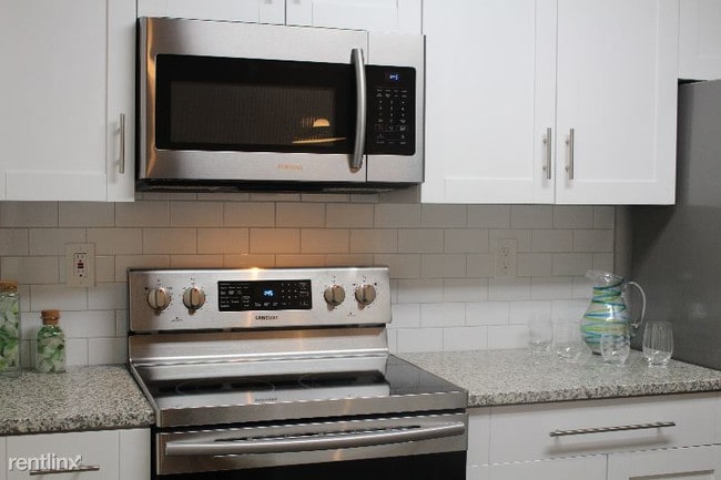 Building Photo - 2 br, 2.5 bath Townhome - 75 Hollis Wood