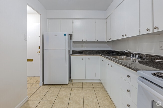 2BR, 1BA - 951SF - Kitchen - 550 Scarborough Golf Club Rd