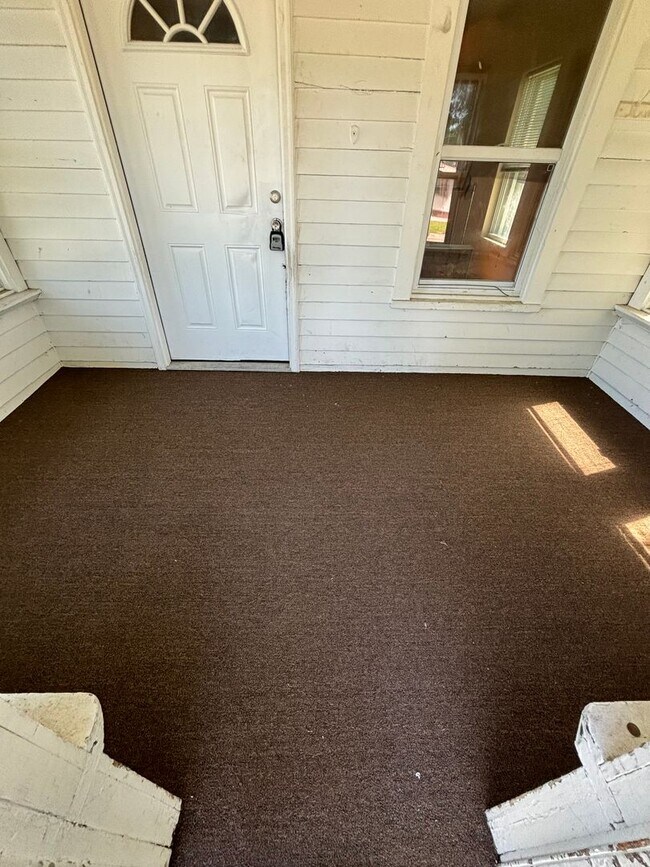 Building Photo - Updated 3BD/1.5BA
