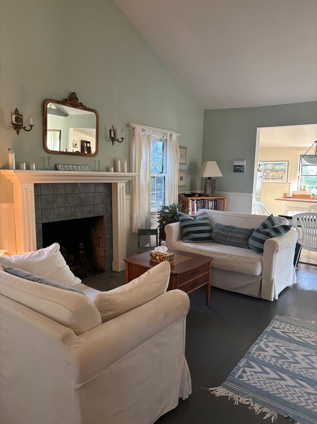 Building Photo - Cozy Coastal Furnished Cottage by the Paci...