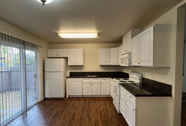 Building Photo - NICE UPDATED DUPLEX IN SACRAMENTO!!